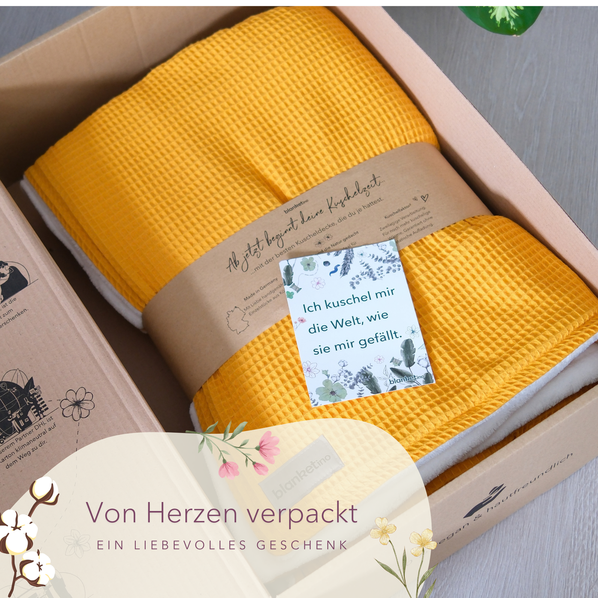 Weiche Kuscheldecke "Vollkommen" in Ocker Gelb und Sandweiß, mit Waffelpique-Struktur, ideal zum Wohlfühlen.