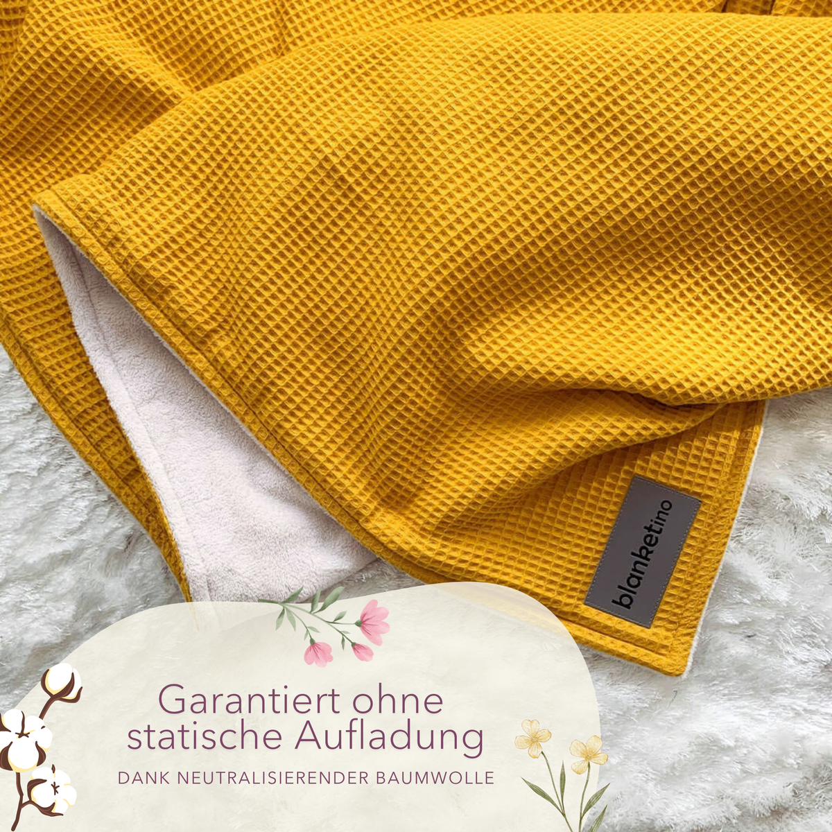 Weiche Kuscheldecke "Vollkommen" in Ocker Gelb und Sandweiß mit Waffelpique-Struktur, ideal für gemütliche Stunden.