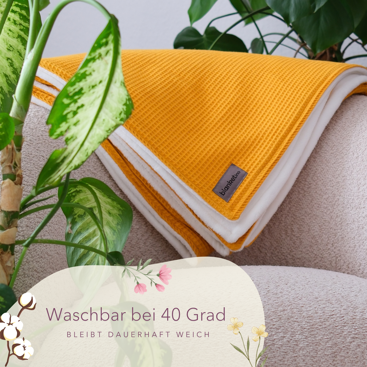 Weiche Kuscheldecke "Vollkommen" in Ocker Gelb und Sandweiß, waffelpique Textur, ideal für gemütliche Stunden auf dem Sessel