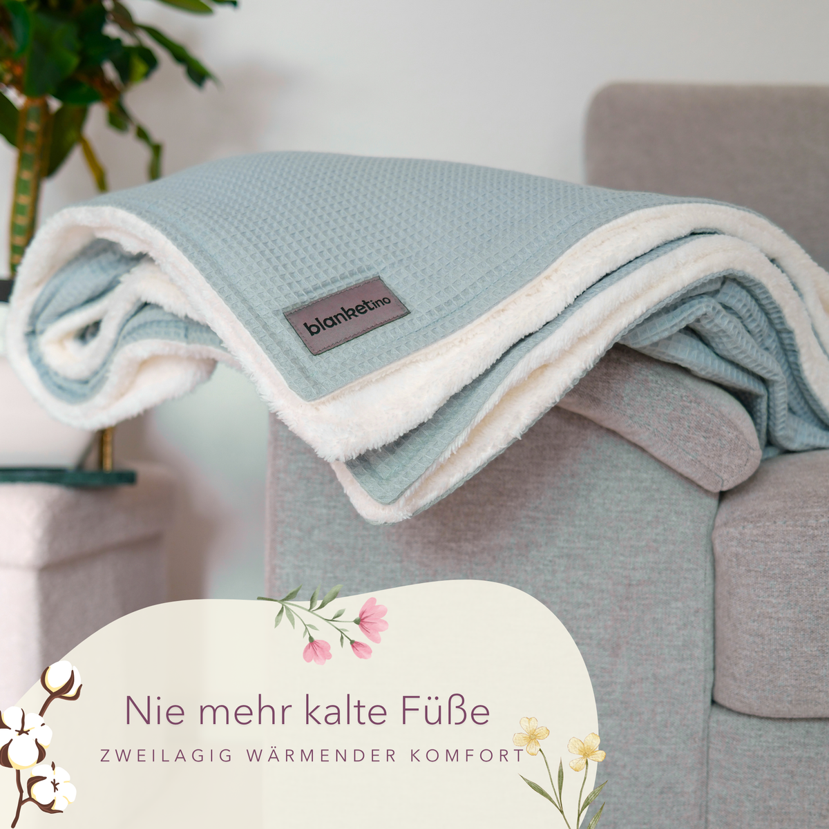 Weiche Mint Kuscheldecke "Vollkommen" von blanketino.de, gefaltet auf Sofa, mit Waffelpique-Struktur, ideal zum Kuscheln.