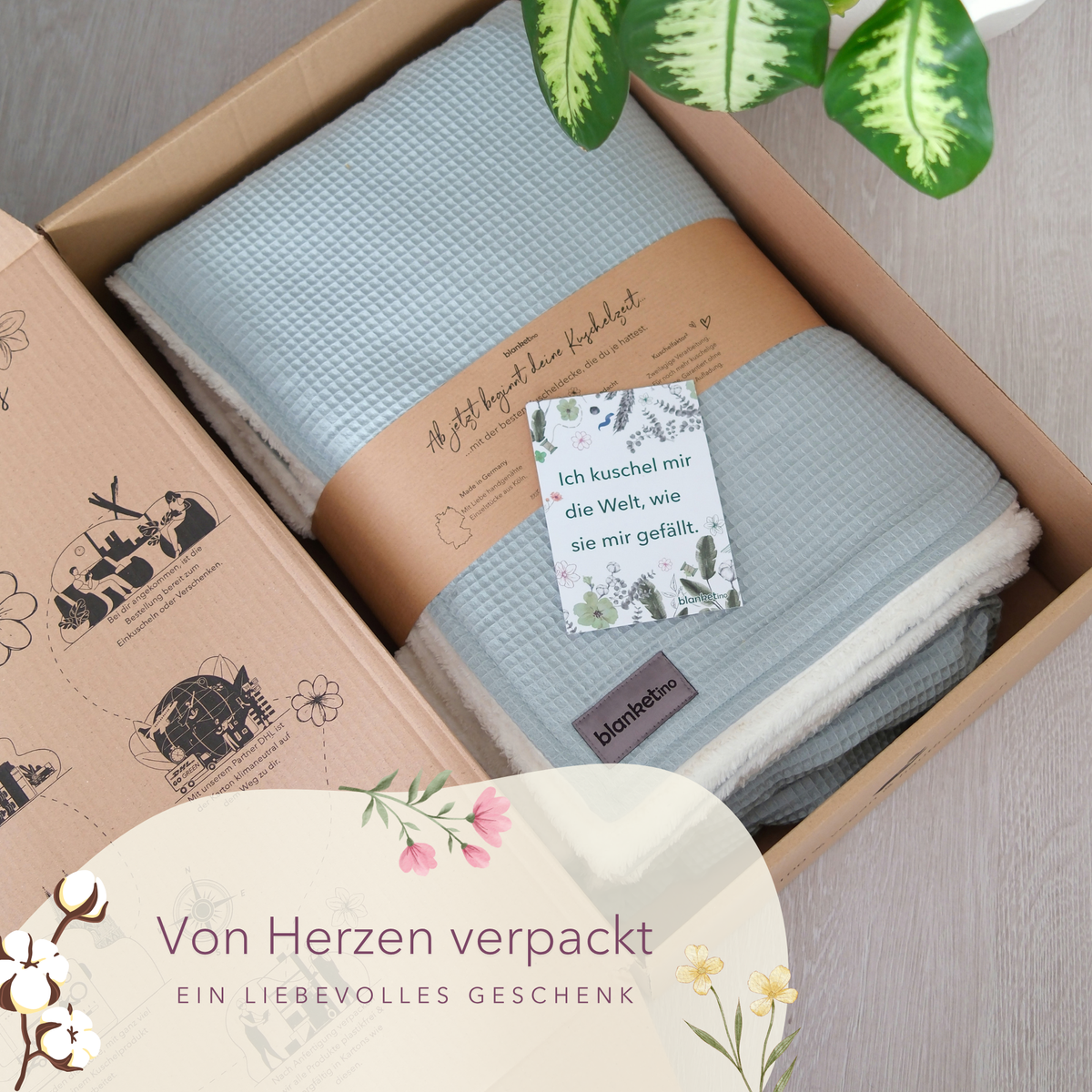 Weiche Kuscheldecke "Vollkommen" in Mint mit Waffelpique, perfekt als Geschenk, von blanketino.de fotografiert in Geschenkverpackung