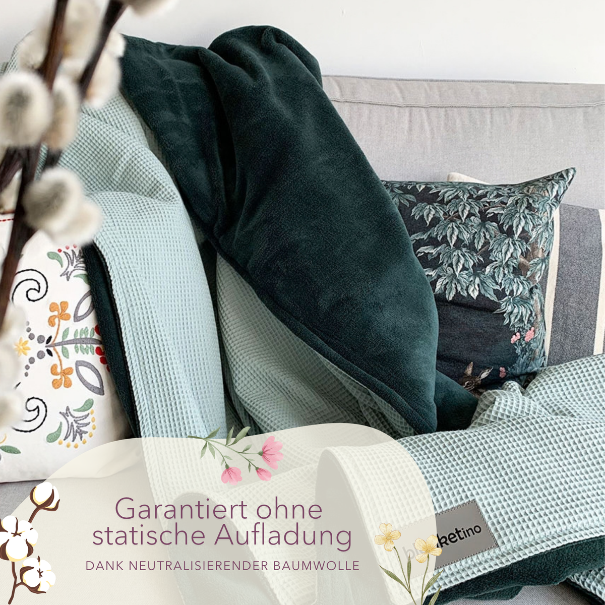 Weiche Kuscheldecke "Vollkommen" in Mint und Smaragdgrün mit Waffelpique-Muster auf Sofarückseite, ideal zum Kuscheln.