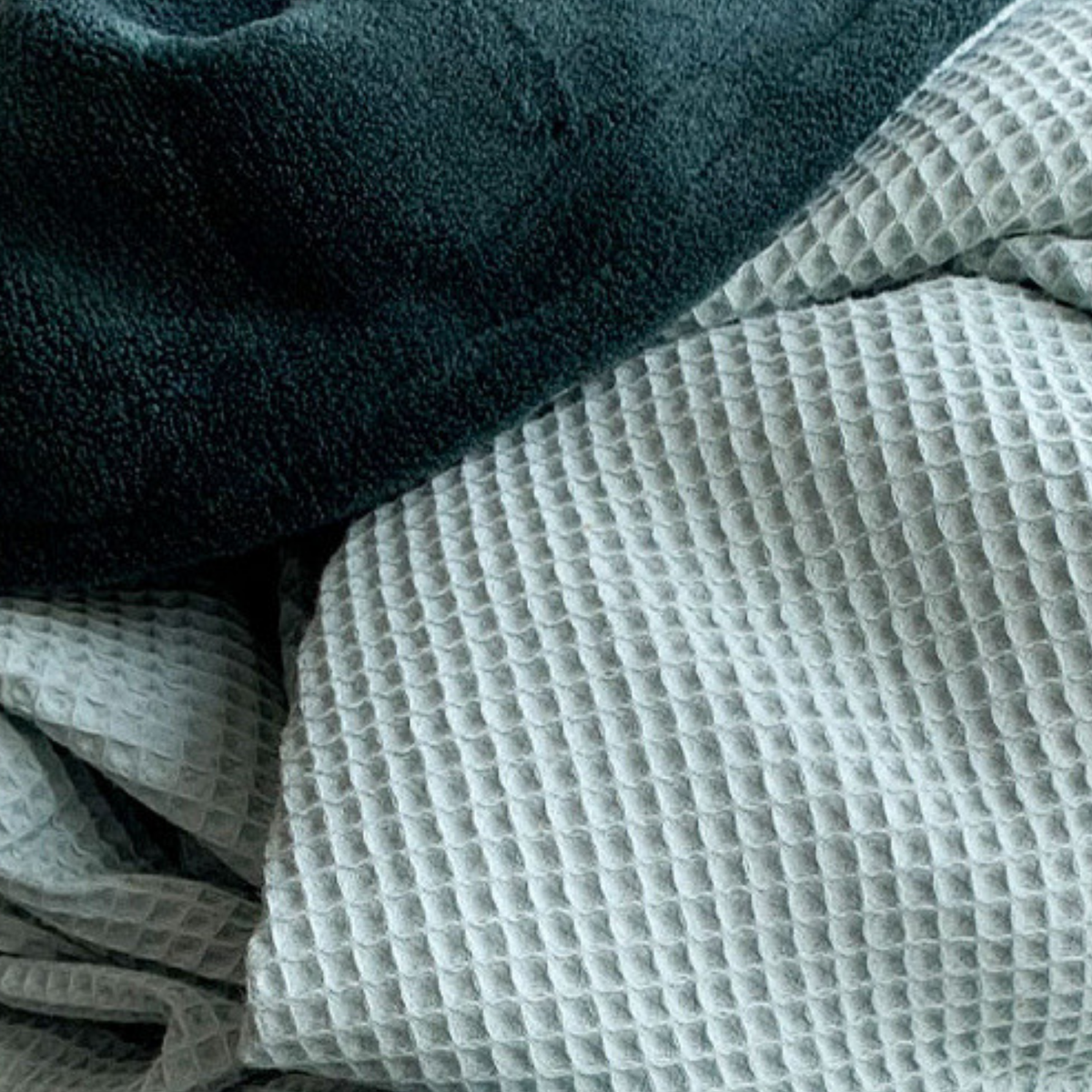 Weiche Kuscheldecke "Vollkommen" in Mint und Smaragdgrün mit Waffelpique-Design, Blick auf Stoffdetail und kuschelige Rückseite