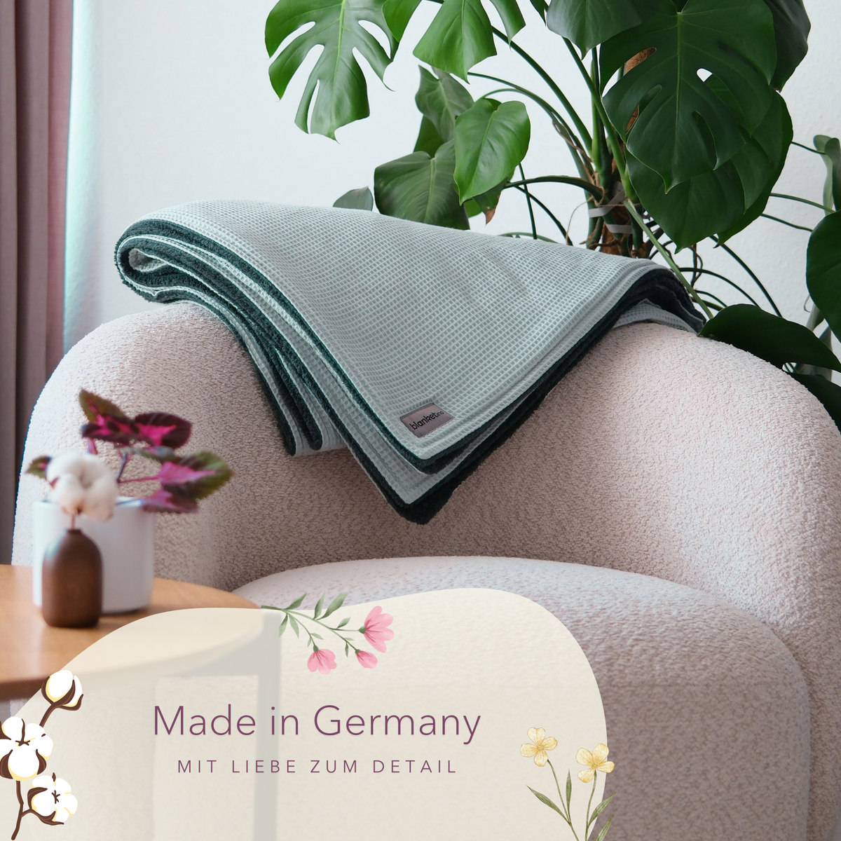 Weiche Kuscheldecke "Vollkommen" in Mint und Smaragdgrün aus Waffelpique, ideal für gemütliche Stunden auf dem Sessel