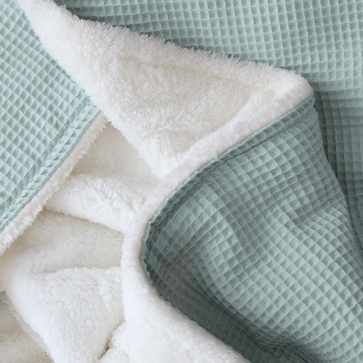Weiche Kuscheldecke "Vollkommen" von blanketino.de in Mint mit Waffelpique-Design und weißer Rückseite, ideal für gemütliche Stunden