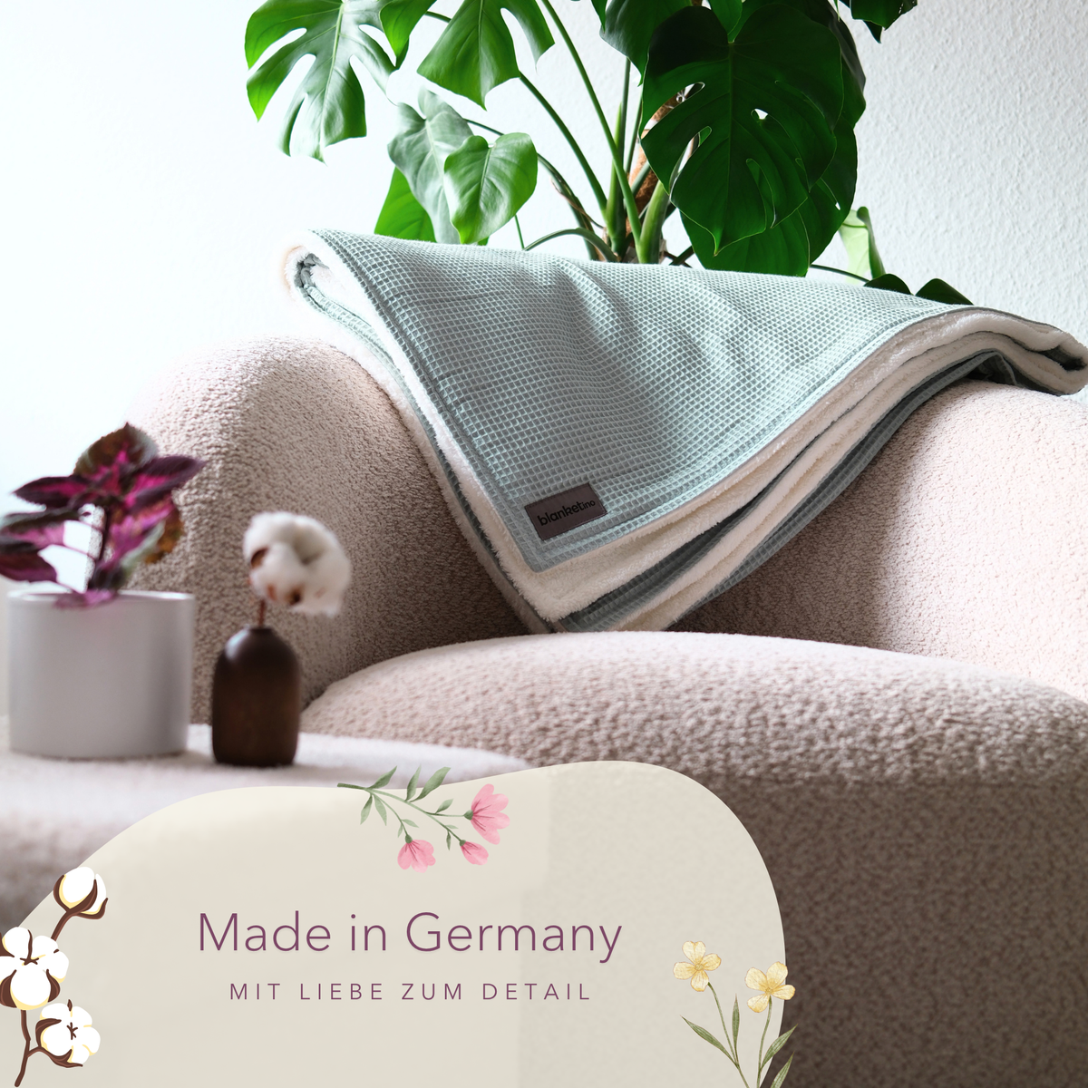 Kuscheldecke "Vollkommen" in Mint von blanketino.de, weiche Waffelpique-Decke auf einem Sessel, made in Germany