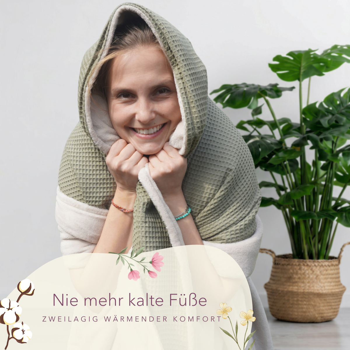 Weiche Kuscheldecke "Vollkommen" von blanketino.de, waffelpique in Oliv, eine Frau eingehüllt in die Decke.