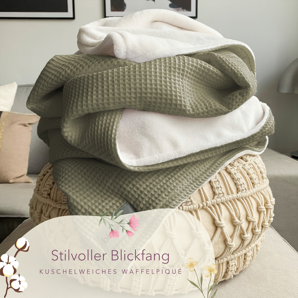 Weiche Kuscheldecke "Vollkommen" in Oliv von blanketino.de, gefaltet auf einem Hocker, waffelpique Oberfläche.