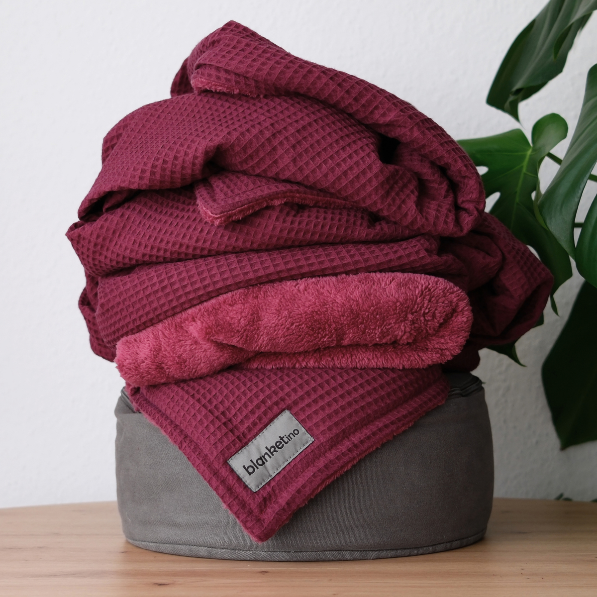 Kuscheldecke "Vollkommen" · Waldbeerrot