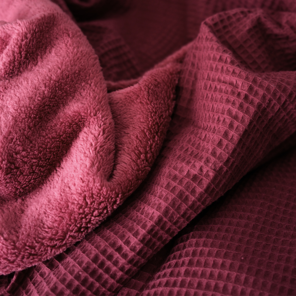 Kuscheldecke "Vollkommen" · Waldbeerrot