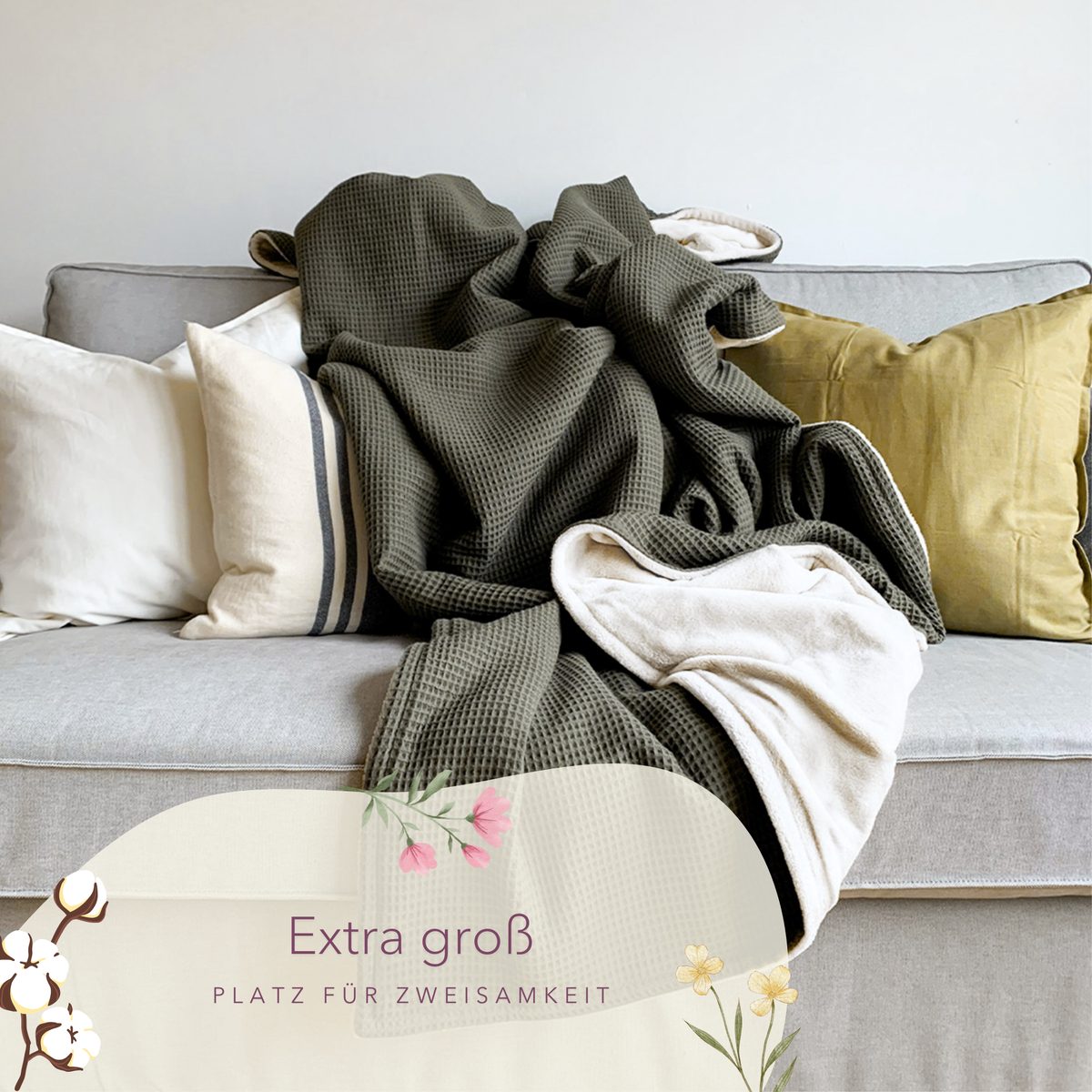 Waldgrüne Kuscheldecke "Vollkommen" von blanketino.de auf einem Sofa, weiche Waffelpique-Struktur, gemütliche Wohndecke