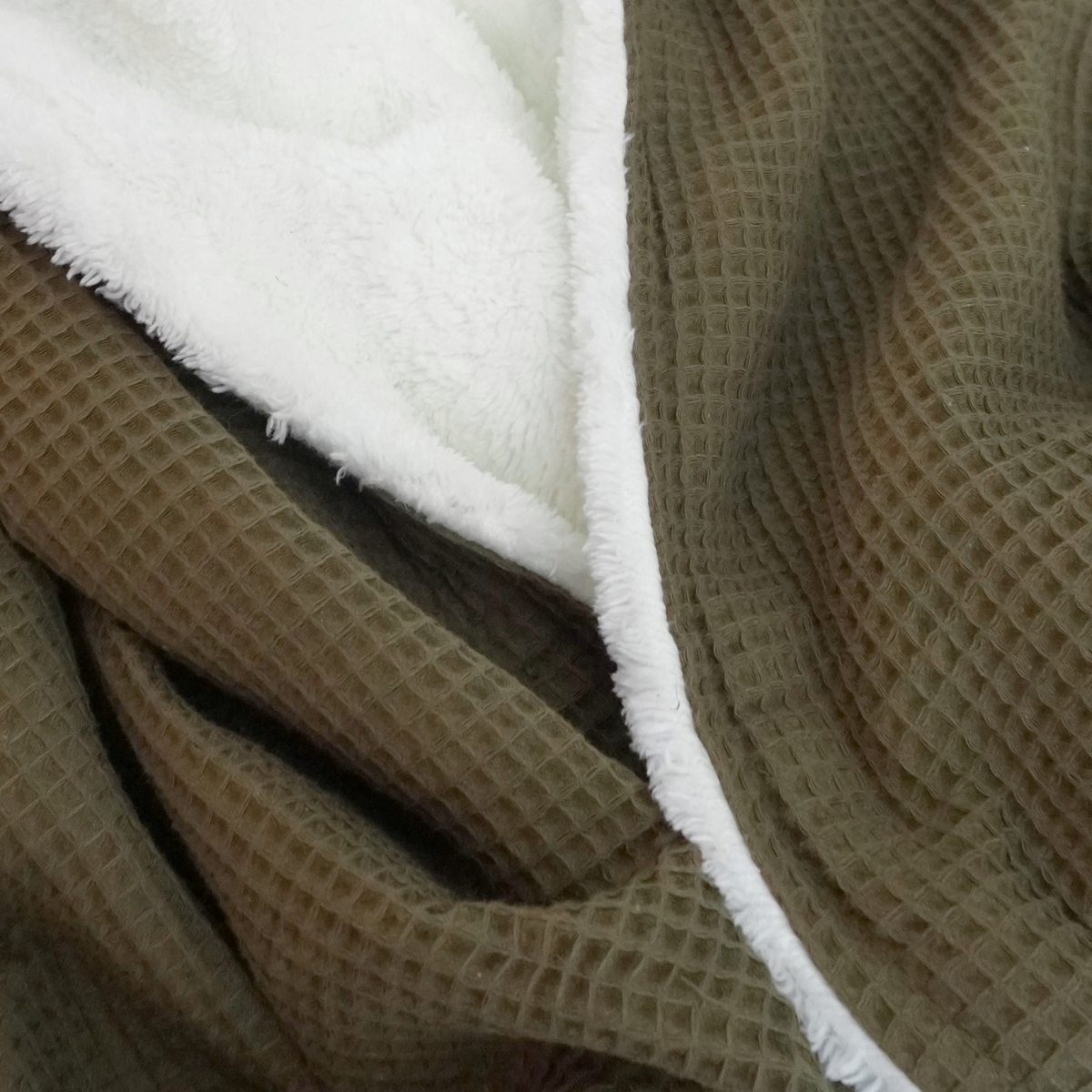 Weiche Kuscheldecke "Vollkommen" von blanketino.de in Waldgrün mit Waffelpique-Struktur und weißer Rückseite