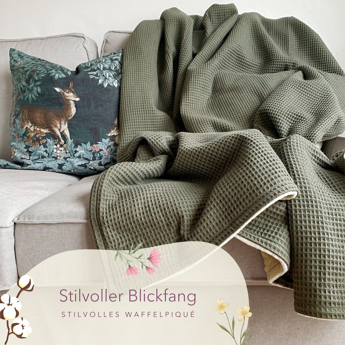 Weiche Kuscheldecke "Vollkommen" von blanketino.de in Waldgrün mit Waffelpique-Struktur auf einem Sofa liegend.