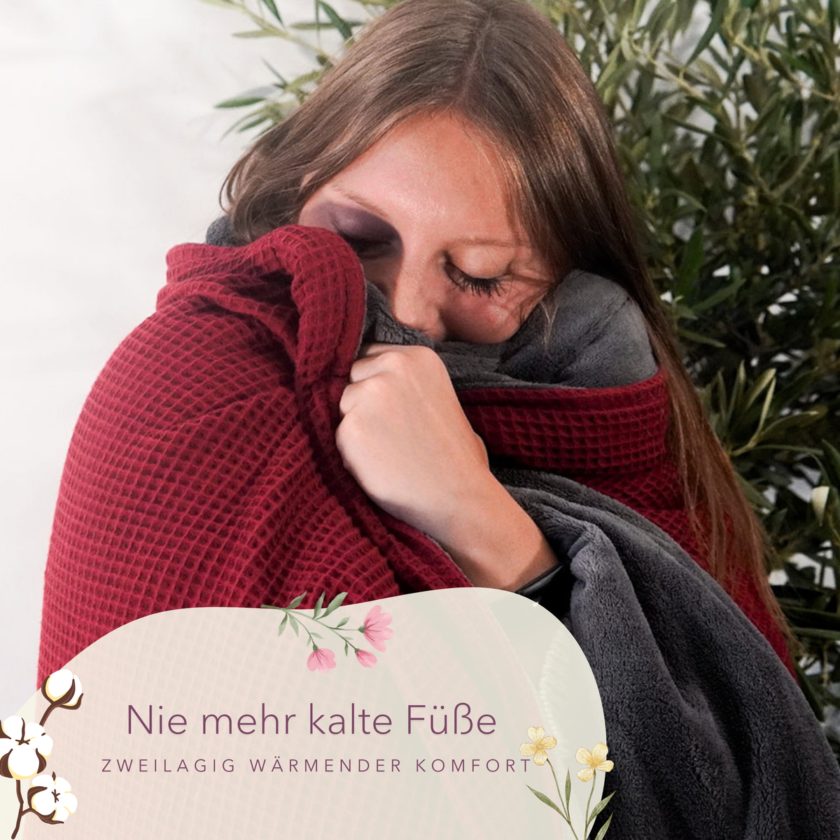 Weiche Kuscheldecke "Vollkommen" in Weinrot und Stahlgrau, perfekt zum Warmhalten und Eingeult für gemütliche Stunden.