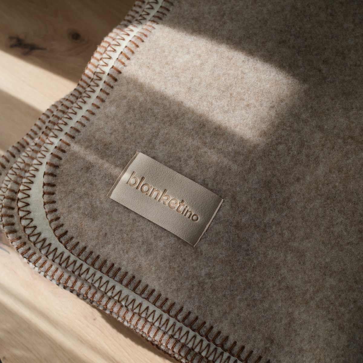 Beige Merino Wolldecke von blanketino.de, Kuscheldecke mit Nahtdetail, 150x210 cm, weiche deutsche Wolle