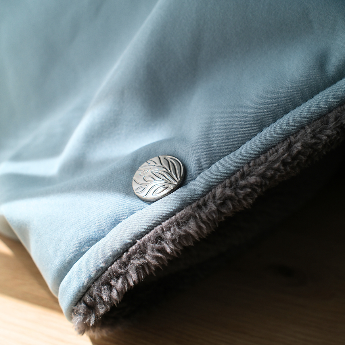 Himmelblaue Campingdecke mit Knöpfen von blanketino.de, kuschelige Outdoor-Kuscheldecke, 150x210 cm, Innenseite sichtbar