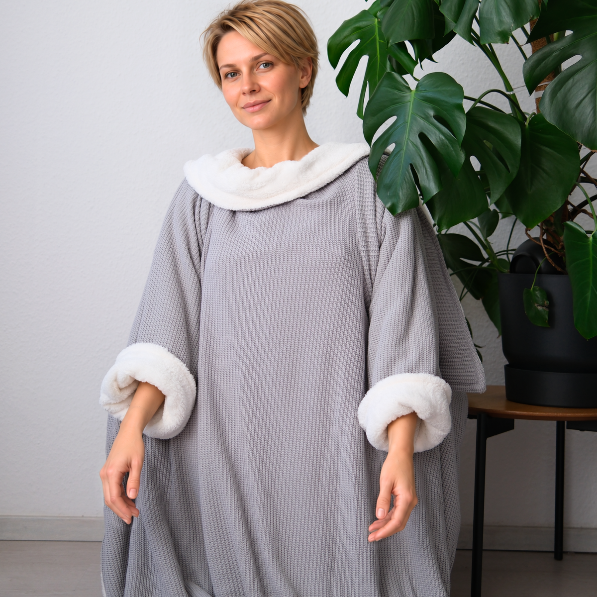 Kuscheldecke mit Ärmeln · Baumwollstrick · Seidengrau - blanketino.de