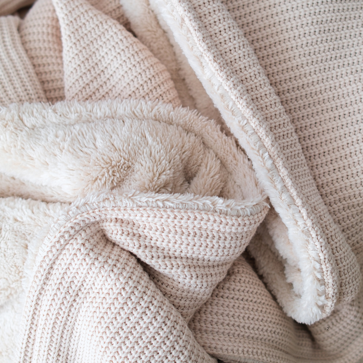 Kuscheldecke mit Baumwollstrick · Creme