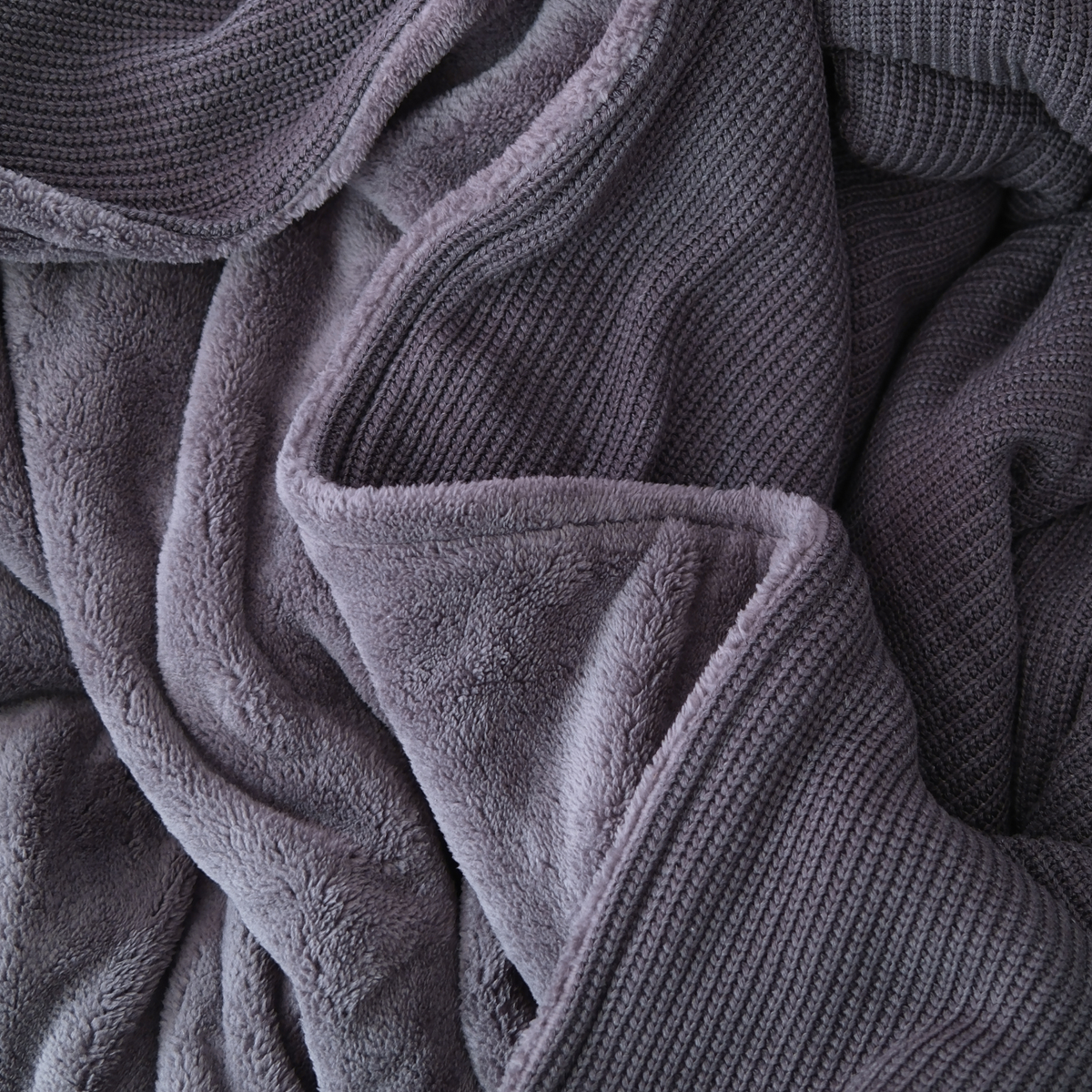 Weiche Dunkelgrau Baumwollstrick Kuscheldecke von blanketino.de, Nahaufnahme von Fleece und gestricktem Material