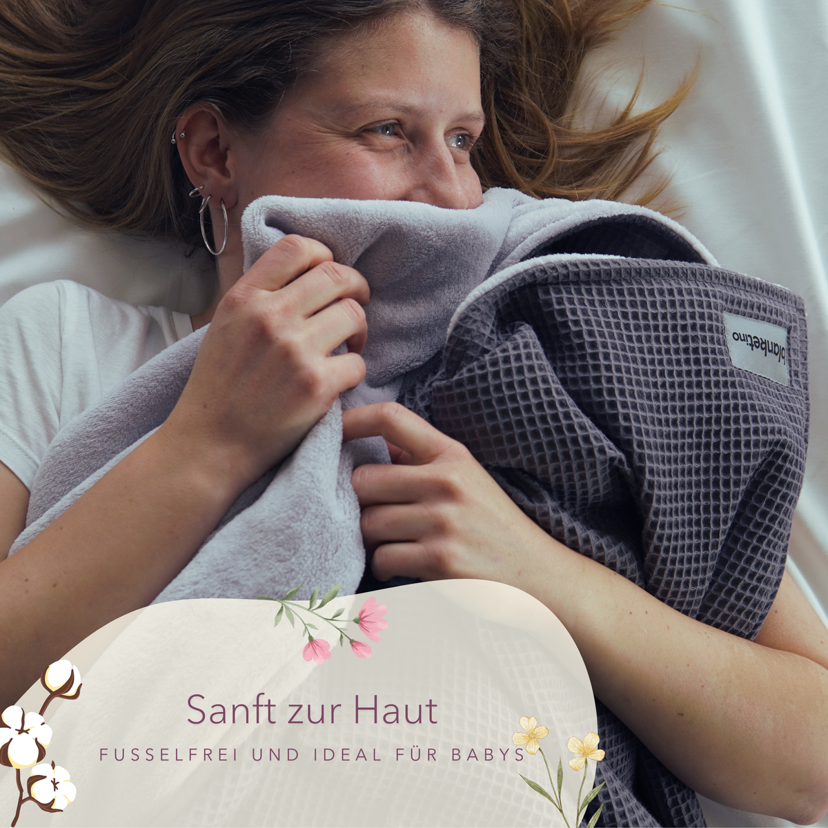 Weiche graue Kuscheldecke „Vollkommen“ von blanketino.de, sanft zur Haut, perfekt zum Einkuscheln und Entspannen.