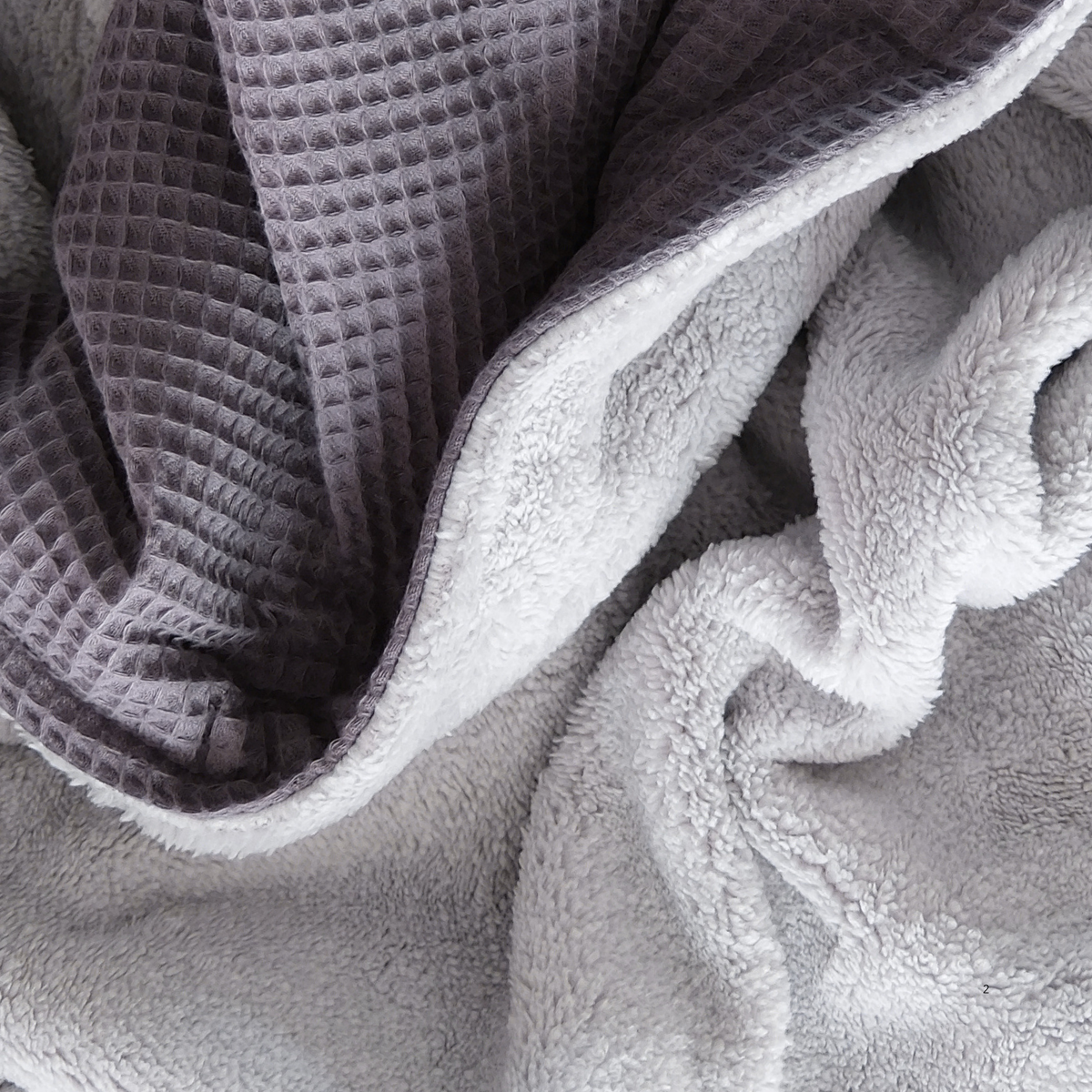 Kuscheldecke "Vollkommen" Grau · Gletschergrau