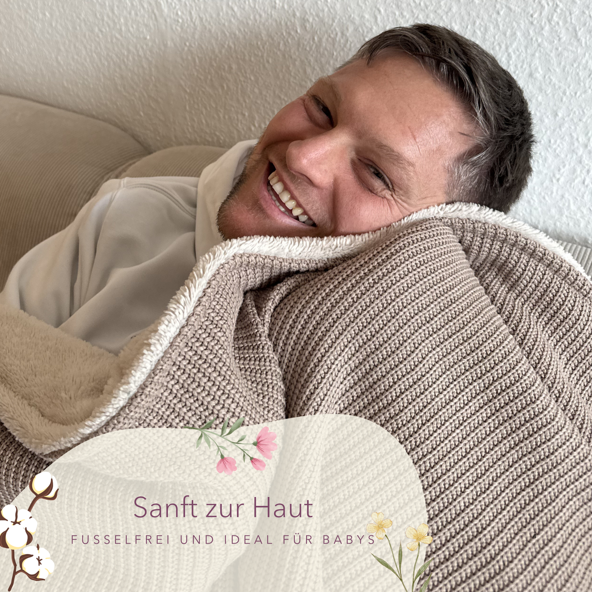 Weiche Kuscheldecke mit Baumwollstrick in Mandel-Beige, weich und angenehm auf der Haut, von blanketino.de.