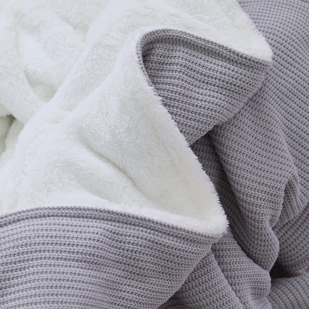 Kuscheldecke mit Baumwollstrick · Seidengrau