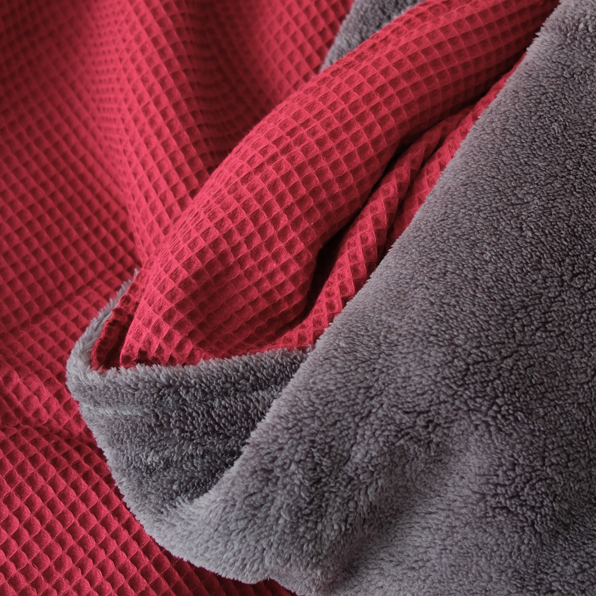 Weiche Kuscheldecke "Vollkommen" in Weinrot und Stahlgrau mit strukturierter Oberfläche und Fleece-Detail, für gemütliche Stunden