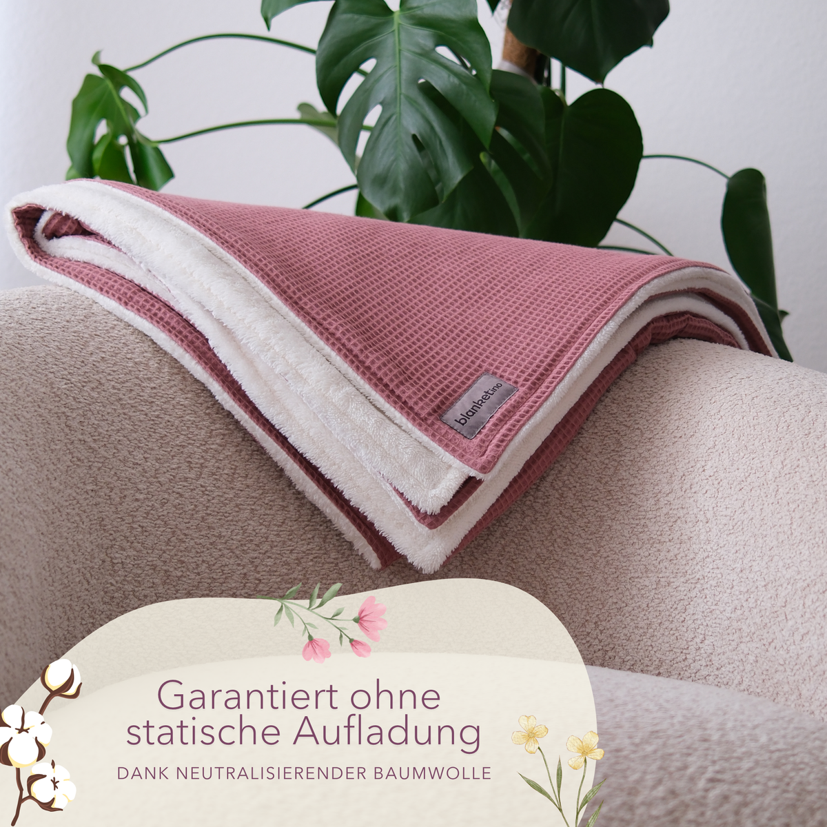 Weiche Baumwoll-Kuscheldecke "Vollkommen" in Altrosa und Sandweiß, gefaltet, ohne statische Aufladung, von blanketino.de