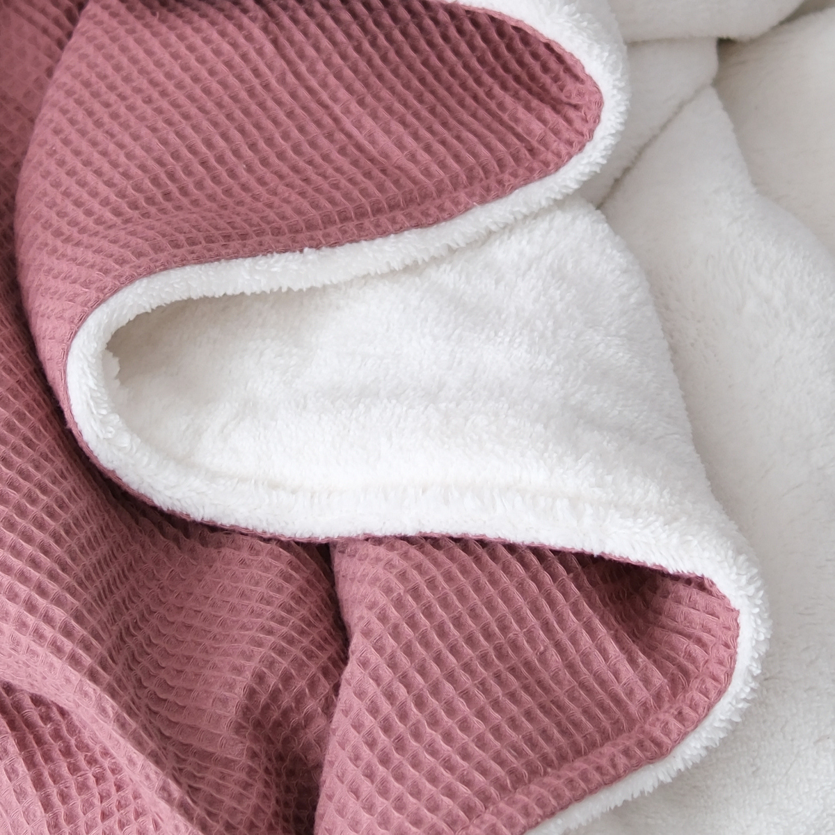 Weiche Baumwoll-Kuscheldecke "Vollkommen" in Altrosa und Sandweiß mit samtiger Innenseite, perfekt für gemütliche Abende.
