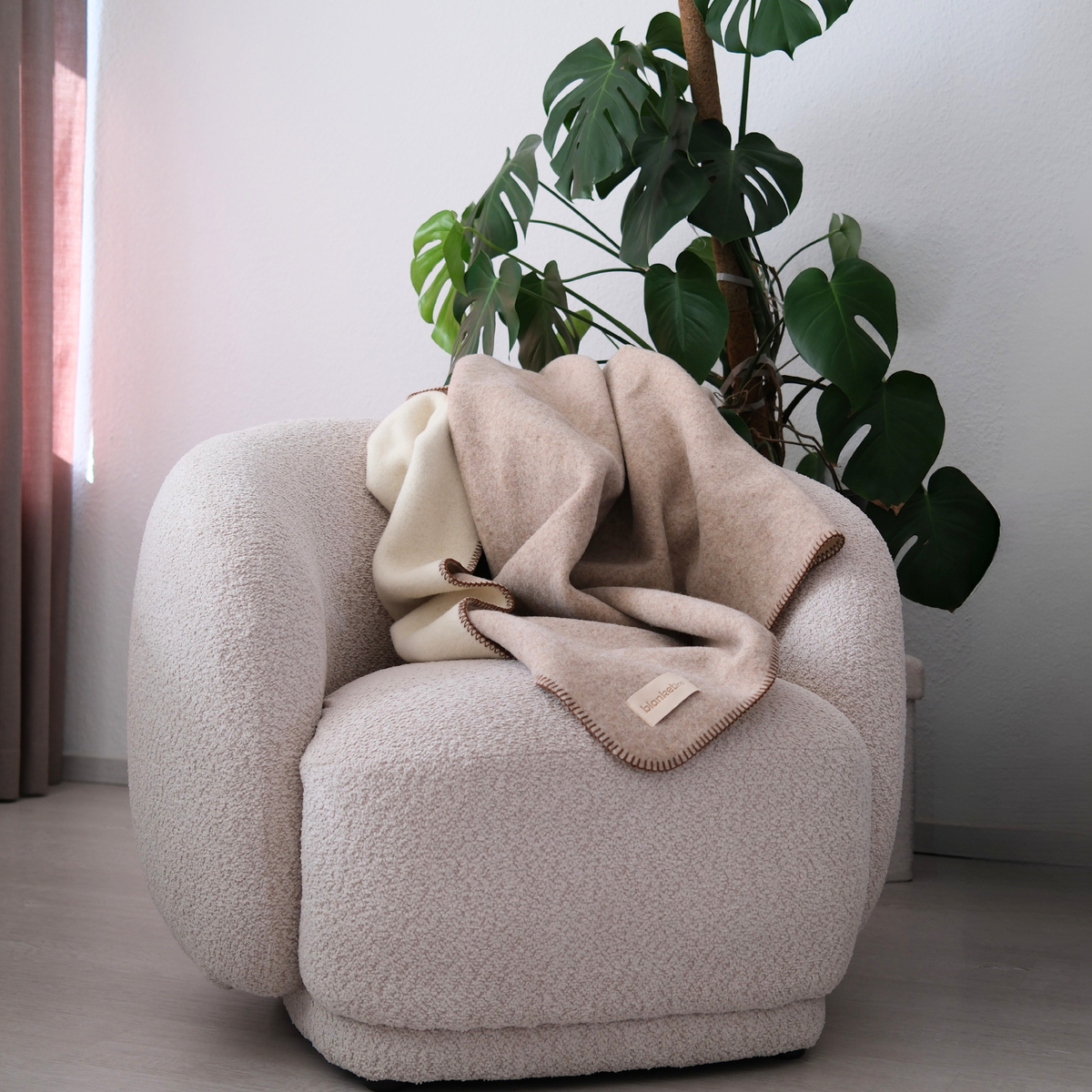 Beige Merino Wolldecke von blanketino.de, kuschelige Decke im Sessel im Wohnzimmer, 150x210 cm, hergestellt in Deutschland