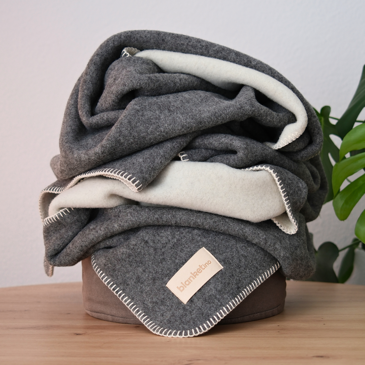 Grau gefaltete Merino-Wolldecke von blanketino.de, kuschelig und weich, Maße 150x210 cm, ideal für gemütliche Abende